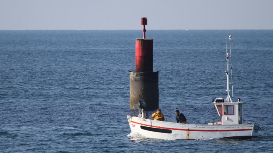 Fischereibooit im Wasser