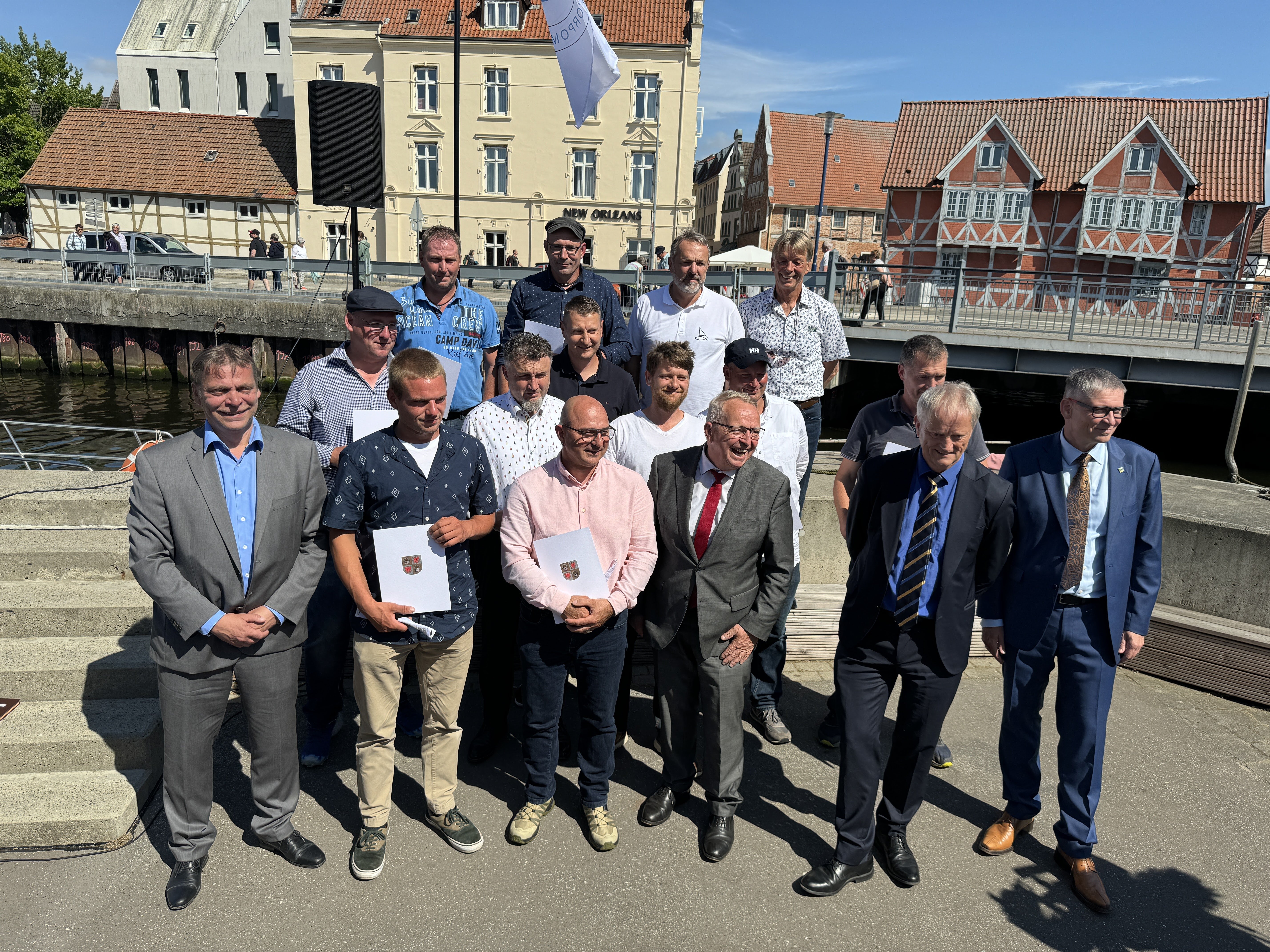 Das Bild zeigt folgende Personen: (von links) Oberste Reihe: Birger Ottenstein, Martin Saager, Oliver Greve, Uwe Dunkelmann Mittlere Reihe: Mathias Labahn, Henry Diedrich, Björn Michalak, Rene Spreer, Steffen Schnorrenberg, Kai Dunkelmann,  Unterste Reihe:  Thorsten Schwertfeger, Gustav Martitz, Kai Handke, Minister Dr. Till Backhaus, Dr. Hermann Pott, Kay Schmekel 